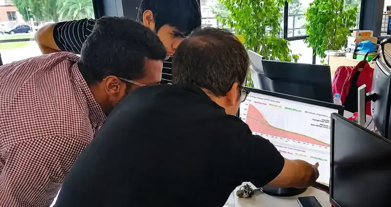Un entrenador de ADN analizando los datos de un deportista
